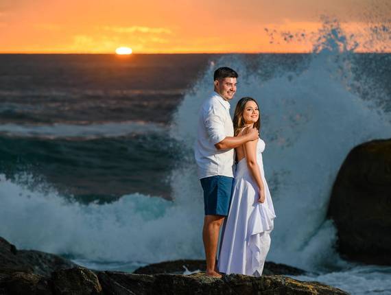 Ensaio Casal - Pré-wedding de Pré-wedding na Praia do Estaleirinho com mar agitado e céu dramático