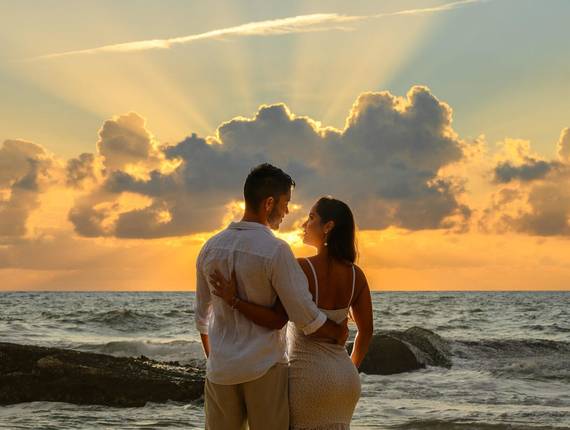 Ensaio Casal - Pré-wedding de Ensaio de Casal ao Nascer do Sol na Praia do Estaleirinho, em Balneário Camboriú – SC