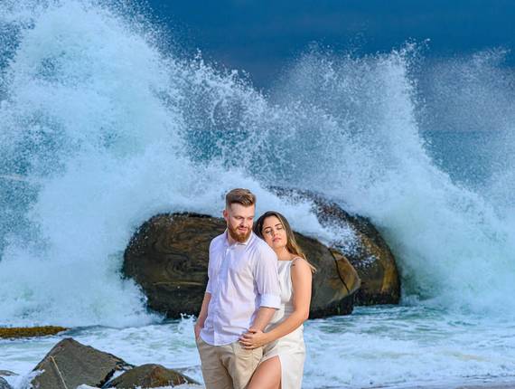 Ensaio Casal - Pré-wedding de Ensaio pré-wedding na Praia do Estaleirinho com mar agitado e luz dramática