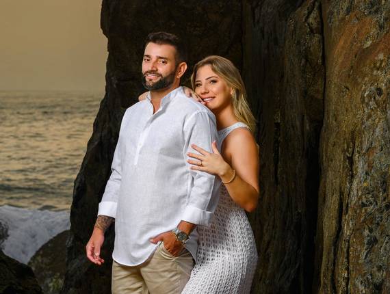 Ensaio Casal - Pré-wedding de Ensaio pré-wedding ao amanhecer na praia do Estaleirinho, em Balneário Camboriú