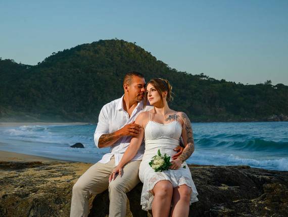 Ensaio Casal - Pré-wedding de Ensaio Fotográfico de Casal na Praia do Estaleirinho em Balneário Camboriú