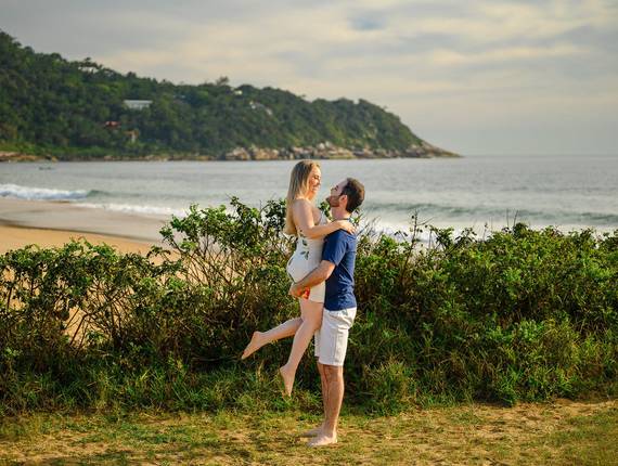 Ensaio Casal - Pré-wedding de Ensaio Pré-wedding ao amanhecer na Praia do Estaleirinho, Balneário Camboriú – SC