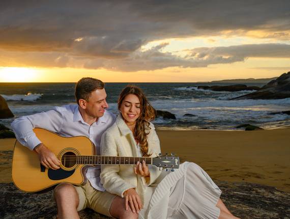 Ensaio Casal - Pré-wedding de Ensaio Pré-Wedding ao Amanhecer na Praia do Estaleirinho em Balneário Camboriú – SC