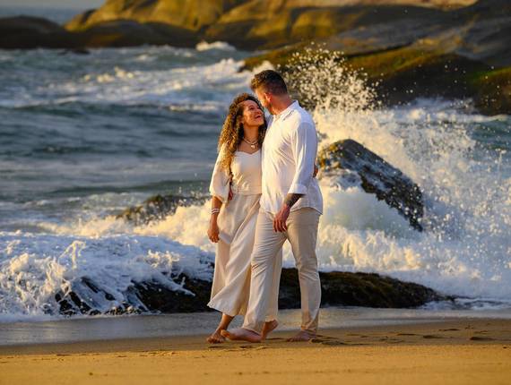 Ensaio Casal - Pré-wedding de Ensaio Pré-Wedding ao Amanhecer na Praia do Estaleirinho em Balneário Camboriú