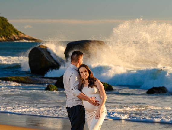 Gestante  de Ensaio Gestante ao Amanhecer na Praia em Balneário Camboriú – SC