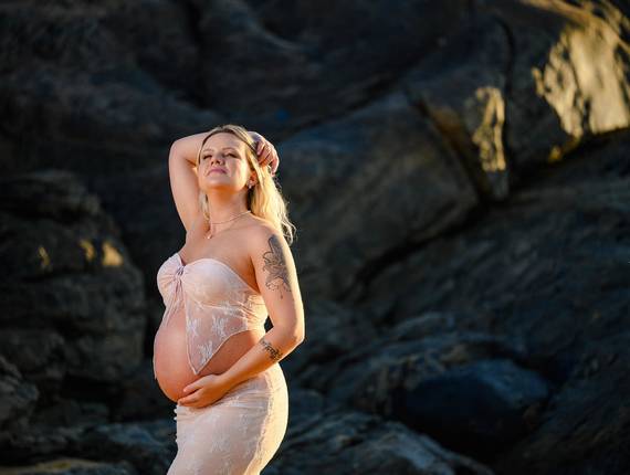 Gestante  de Ensaio Gestante ao Amanhecer na Praia do Estaleirinho – Balneário Camboriú, SC