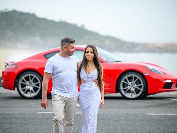 Ensaio Casal - Pré-wedding de Ensaio Pré-Wedding na Praia de Taquarinhas com Carro Esportivo em Balneário Camboriú – SC
