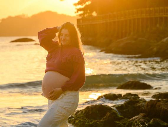 Gestante  de Ensaio Gestante ao Amanhecer em Bombinhas, SC | Fotógrafo de Família em Santa Catarina