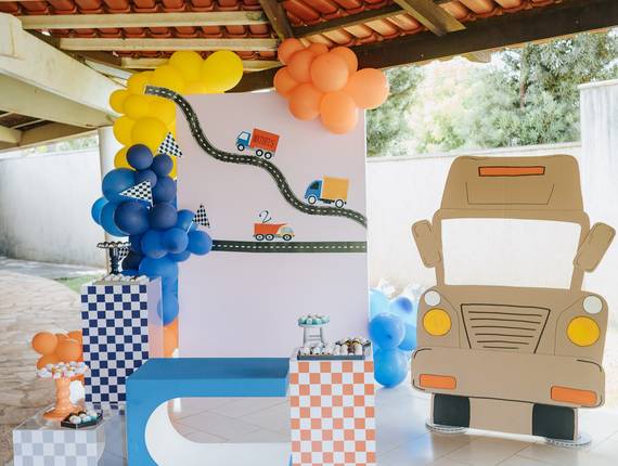 Para crianças de Matheus e seus caminhões 