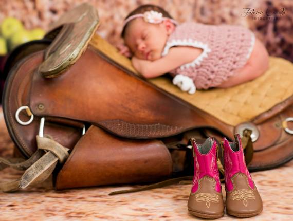 newborn de Quando seguro você em meus braços ,sinto o mundo inteiro em minhas mãos .