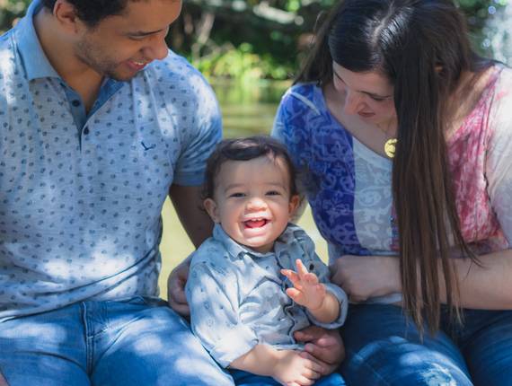 Família de Ensaio de doze meses do acompanhamento infantil do Heitor
