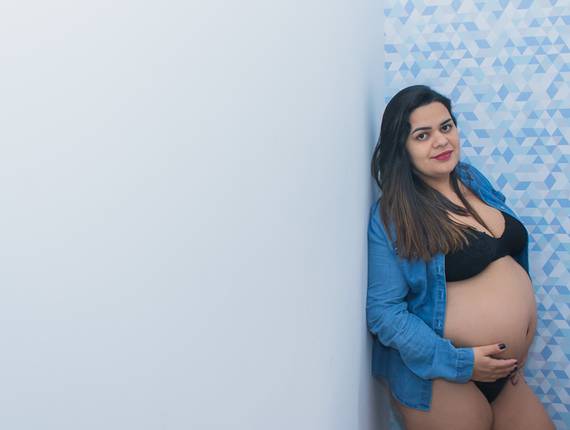 Família de Ensaio gestante em casa