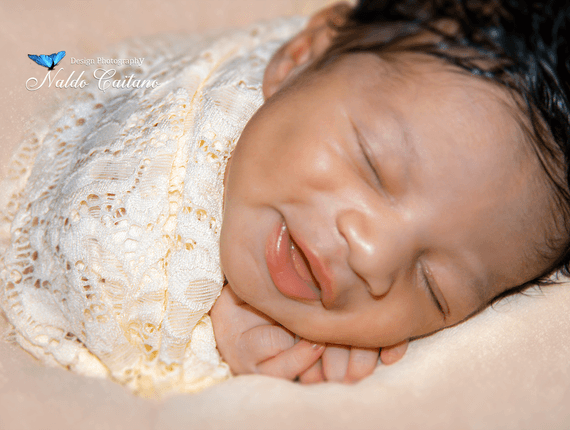 Trabalho fotográfico  de Ensaio fotográfico Newborn Levy 8 dias casa do cliente fotógrafo  Naldo Caitano São Vicente SP 