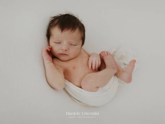 newborn de Fotografia de ensaio newborn em Mogi das Cruzes – Antônio com poucos dias de vida