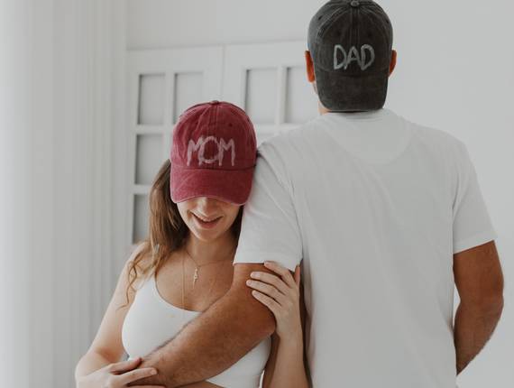 Ensaio Gestante em Estúdio de Ensaio gestante em estúdio com luz natural em Mogi das Cruzes – Marina e Thomas à espera da Lara