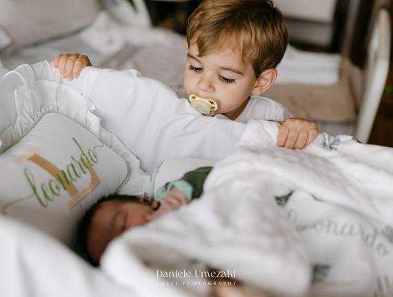 Fotografia de Parto  de Encontro de Irmãos na Maternidade São Luiz Star | Bernardo conhece o Leonardo