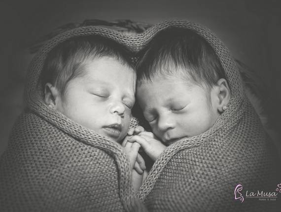 NewBorn de Irmãs Alice & Cecília 8 dias em P&B 