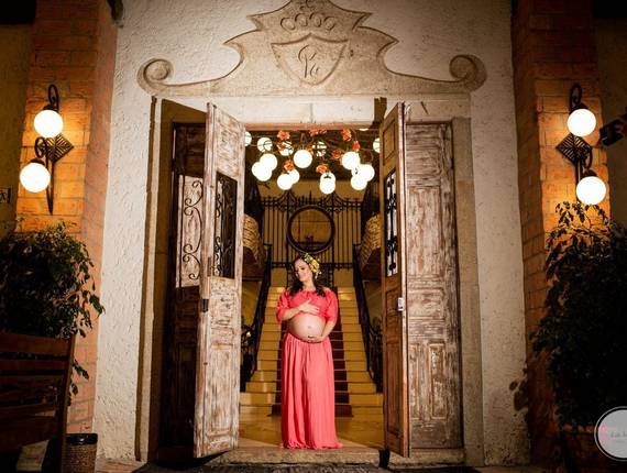 Externo de Mônica esperando a Rafa