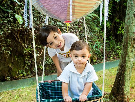 Bebês e Crianças de Irmãos Baloeiros