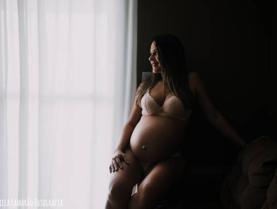 Gestante de Ensaio Gestante em casa da Ariana