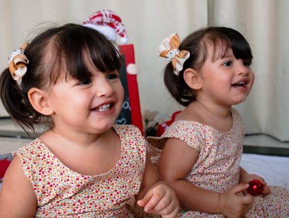 Bebês de Natal das gêmeas Isis e Melina