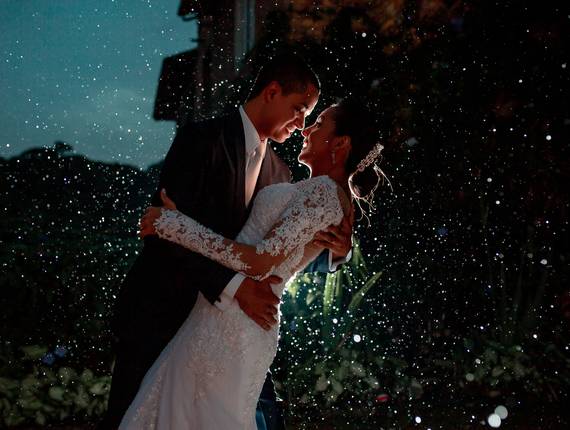 Casal de Pós Wedding com chuva de bênçãos