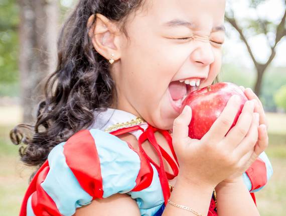Família e crianças de Sofia como Branca de Neve