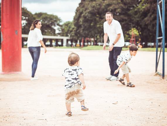 Família e crianças de Ensaio família - Miguel se diverte em família