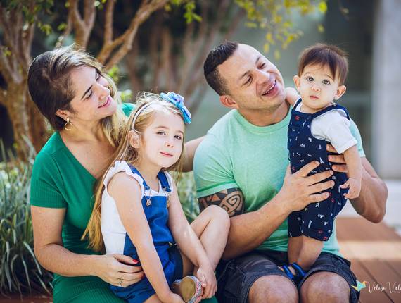 Família e crianças de Momentos em um lindo ensaio família