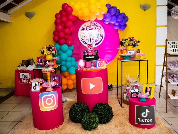 ACOMPANHAMENTOS de Aniversário Júlia 15 anos 