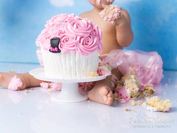 Smash the Cake de Amassando o bolo com a Clara