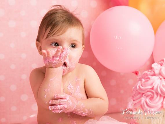 Smash the Cake de Mariana comendo o bolo