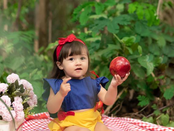 Infantil de Uma Branca de Neve chamada Alícia!