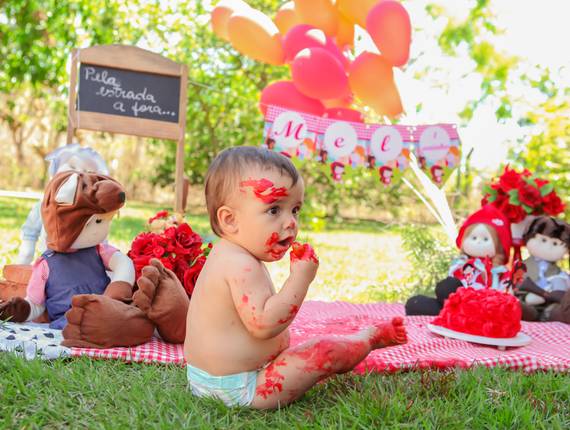 Ensaios infantis de Doce Mel em seu lindo ensaio de smash the cake e the fruit 