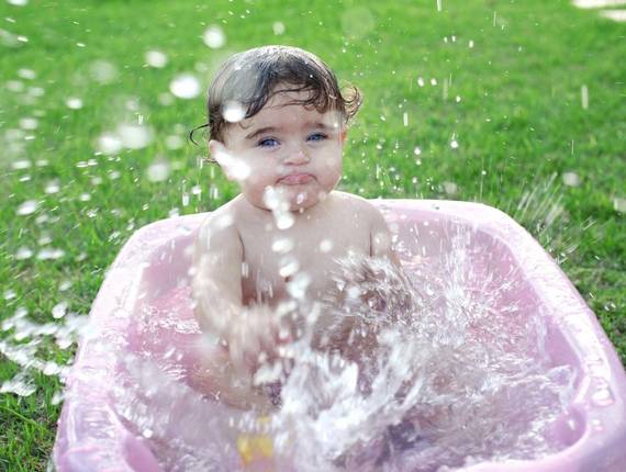 Ensaios infantis de Smash the cake com direito a um refrescante Water bath baby