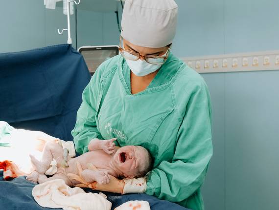 Parto Cesárea de Nascimento Ester