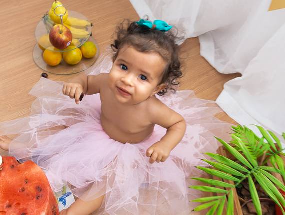 Ensaio infantil de Ensaio Smash the Fruit - Alice 1 ano