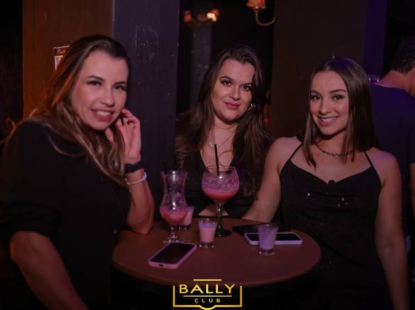 BALLY HOUSE  de SABADOU COM LU E ROBETINHO