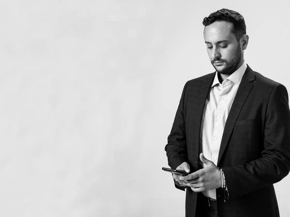 Retrato Corporativo  de Estúdio Fotográfico em SP - Ensaio Corporativo com o Corretor de Imóveis Caio Guedes