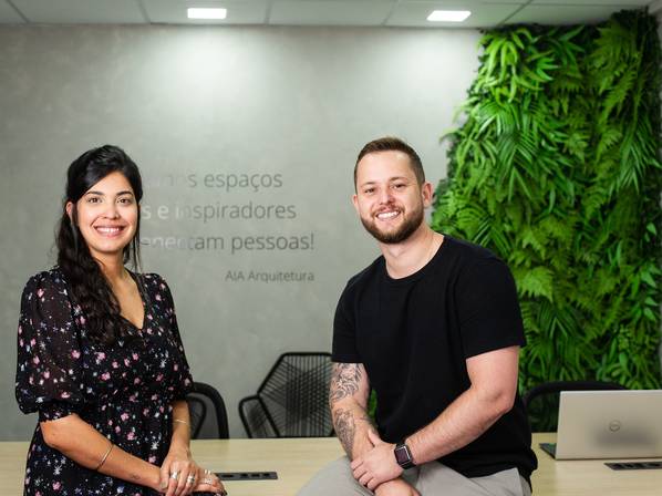 Fotografia Corporativa Lifestyle de  Fotografias Corporativas Lifestyle em SP dos Arquitetos Gabriella e Renan da AIA- Arquitetura