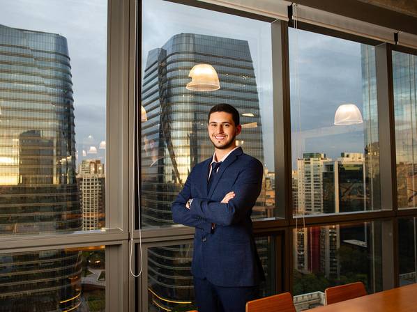 Fotografia Corporativa Lifestyle de Retrato Corporativo em SP - O Economista João Victor fotografado no WeWork Shopping JK