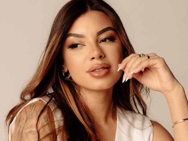 Posicionamento de Imagem de Yathais Siqueira