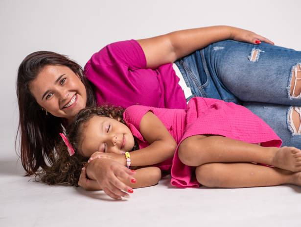 Ensaio de Ensaio Fotográfico de Carol e Isabela: Eternizando Momentos de Amor e Proteção