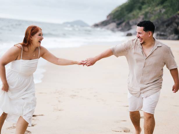 Pré Wedding de 🌊 Ensaio Pré-Wedding em Boiçucanga: Amanda e Davi em um Dia Nublado e Incrível