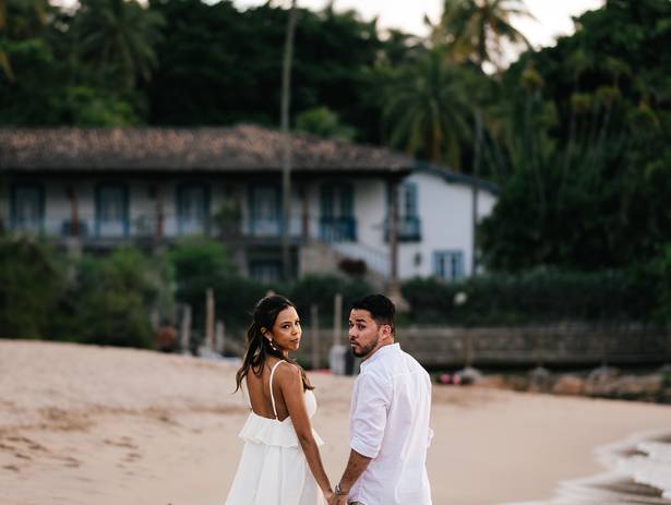Pré Wedding de 🌅 Ensaio Pré-Wedding na Praia da Feiticeira em Ilhabela: Maria e Silas