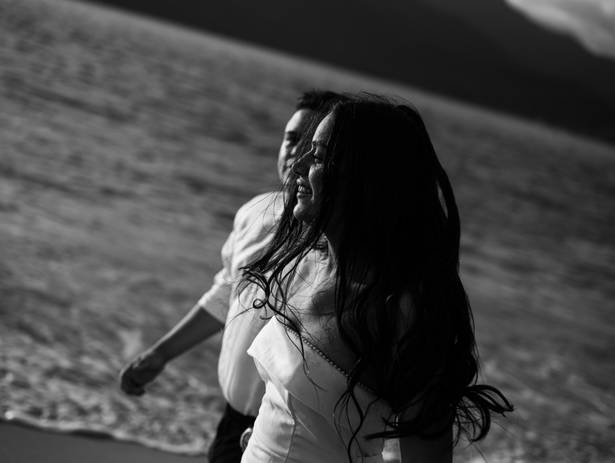 Pré Wedding de Pré-Wedding na Praia da Feiticeira em Ilhabela: Um Ensaio Leve, Natural e Atemporal