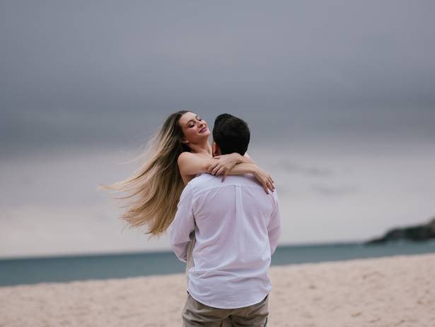 Pré Wedding de Ensaio Pré-Wedding na Praia da Juréia em Dia Nublado: Quando o Amor Vale Mais Que o Sol
