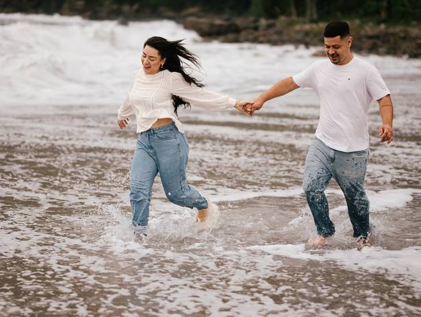 Pré Wedding de Ensaio Pré-Wedding na Praia de Calhetas em São Sebastião: A Beleza dos Dias Nublados