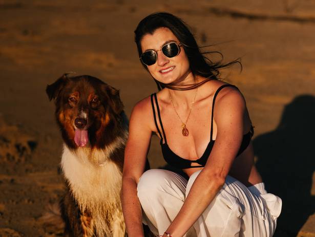 Ensaio Familia de Ensaio com pet na praia em Ilhabela: Letícia & Nutella ao pôr do sol