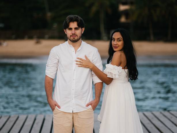 Pré Wedding de Ensaio de Larissa e Maurício ao Entardecer na Praia da Feiticeira, Ilhabela: O Encanto do Inverno no Litoral Norte